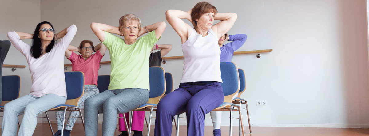 Een groep dames en stoelyoga